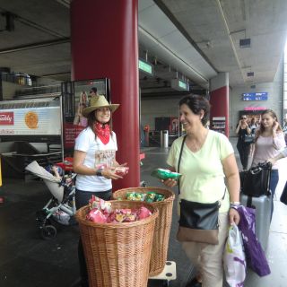 Farm Chips Bahnhof Sampling_1_8. Juli 14.JPG